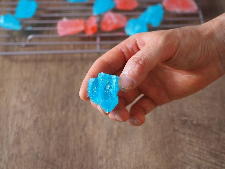 琥珀糖を手で持っている様子