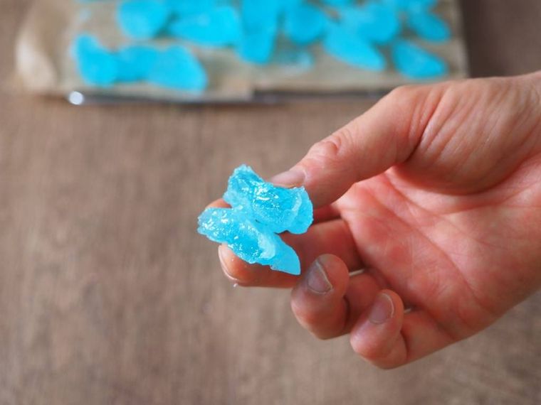 琥珀糖を手で持っている様子