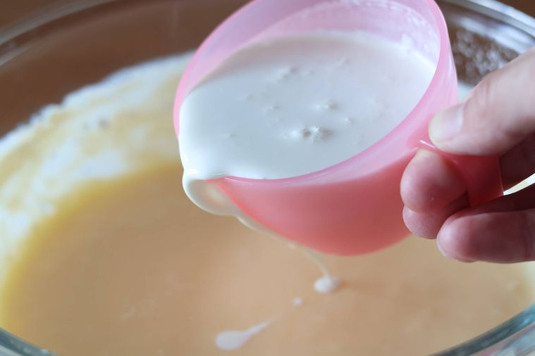 ケーキの生地に生クリームを加えている