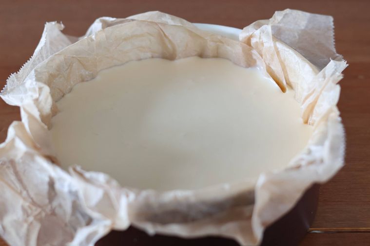 クッキングシートを敷いた型に生地が入っている