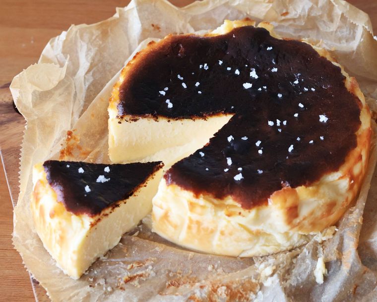 焼きあがったバスクチーズケーキの1切れが切り出されている