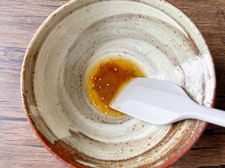 器に調味料を入れてゴムベラで混ぜる様子