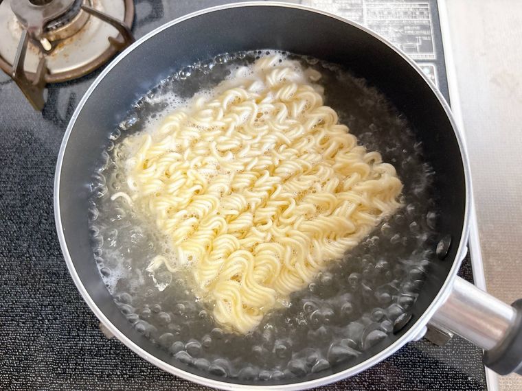 鍋で麺をゆでる様子