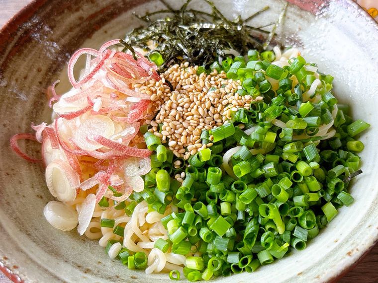 麺の上に小口ねぎ、薄切りのみょうが、刻み海苔、白いりごまをトッピングしたもの