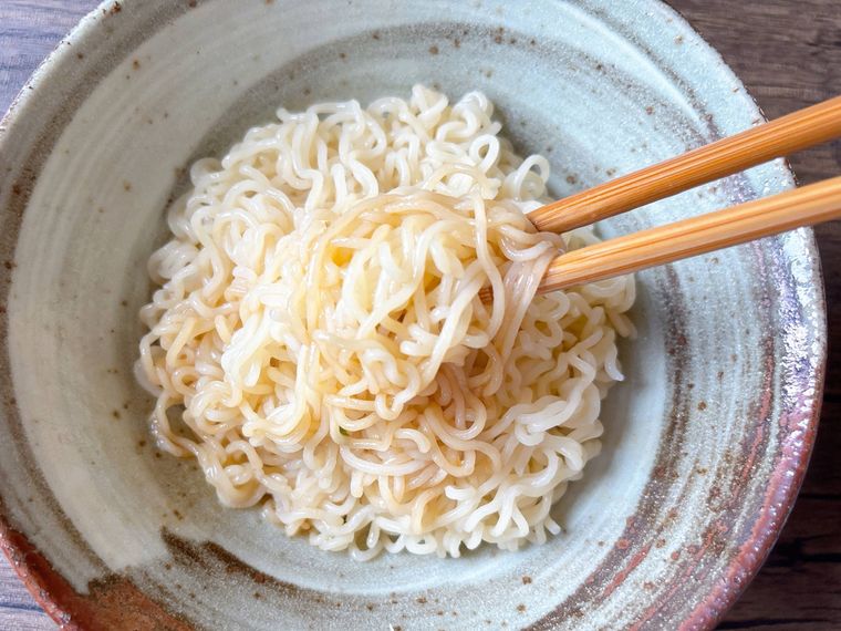 麺とたれを和える様子
