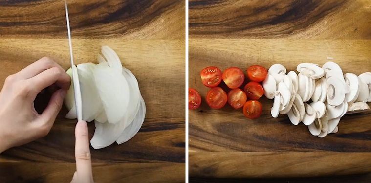 玉ねぎ、マッシュルーム、ミニトマトを切っている様子