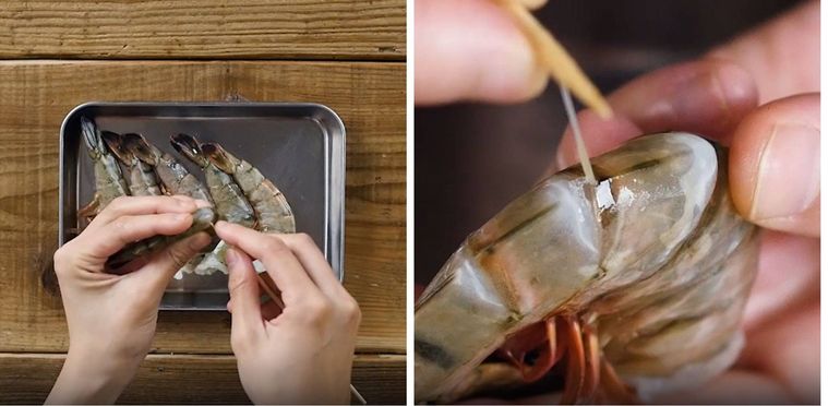 竹串でえびの背わたを取っている様子