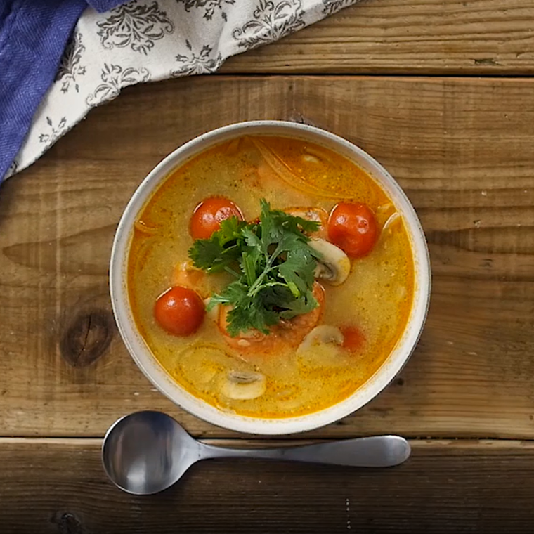 白い器に盛り付けられたトムヤムクン