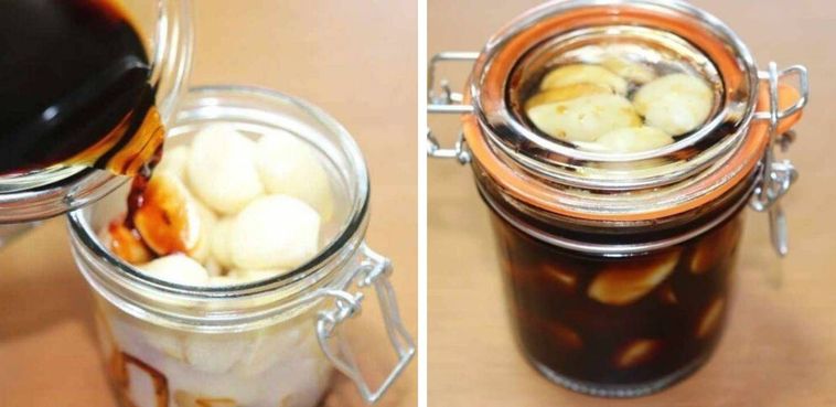 にんにくを瓶に入れ醤油を注いでいる画像