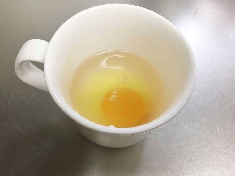 白いマグカップに入った卵