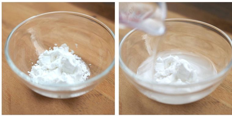 ガラスのボウルに入れた水溶き片栗粉に水を注いでいる様子