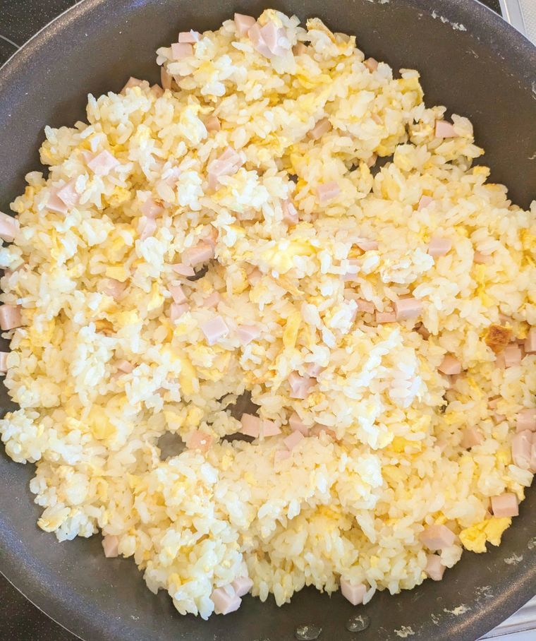 フライパンでごはんと材料を炒め味付けしたチャーハン