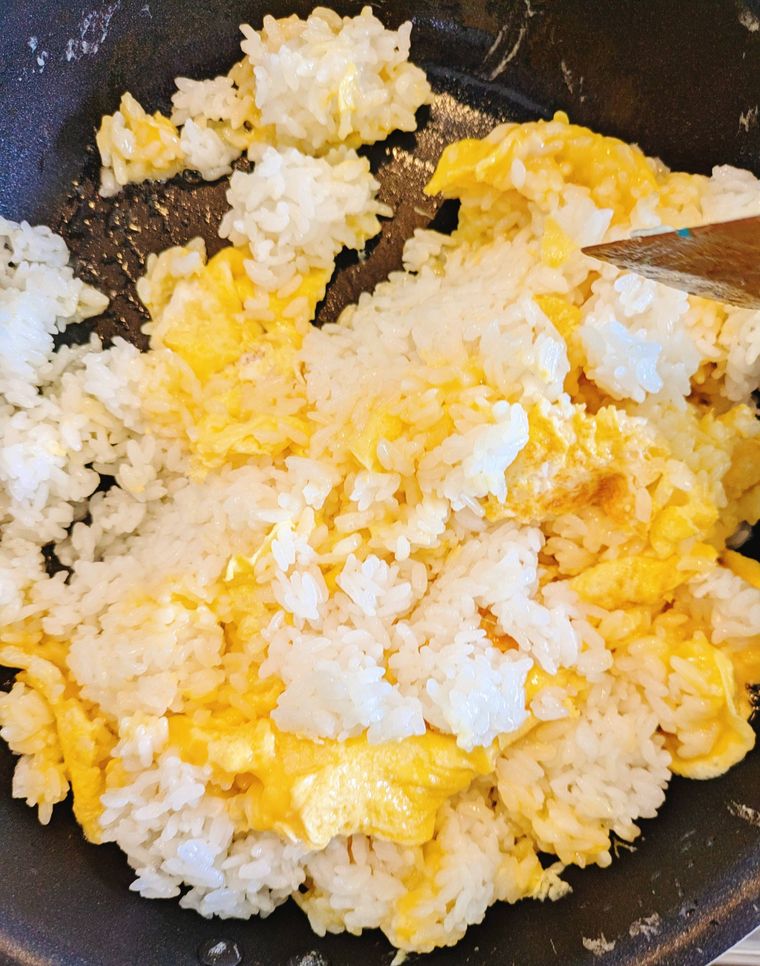 フライパンでごはんと卵を炒めている所