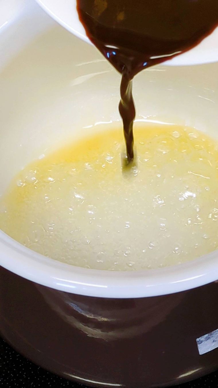 鍋でカラメルを作っている様子