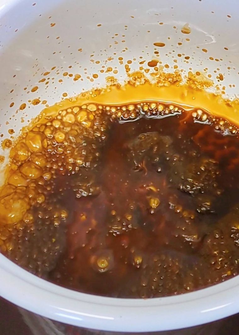 鍋でコーヒーカラメルを作っている所