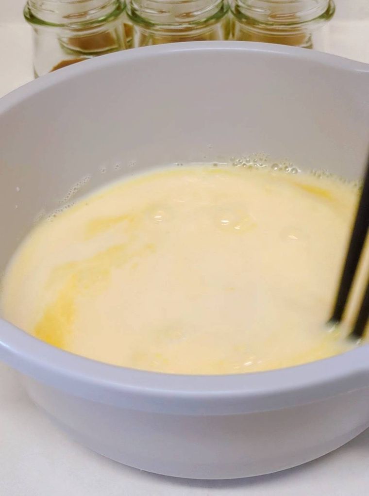 ボウルの中でプリン液の材料を菜箸で混ぜている所