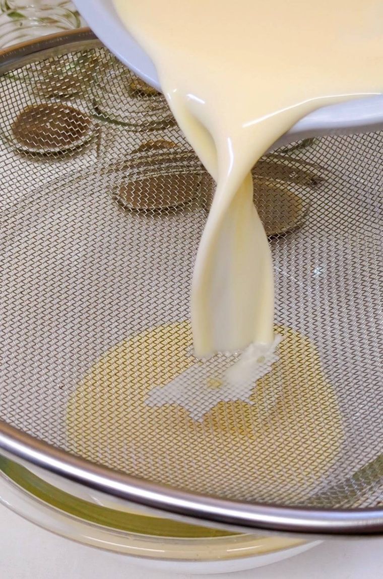 プリン液を網でこしている所