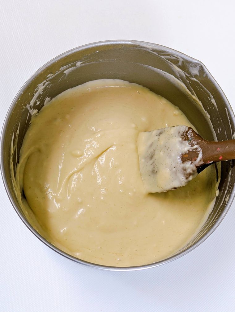 ボウルの中の生地とゴムベラ