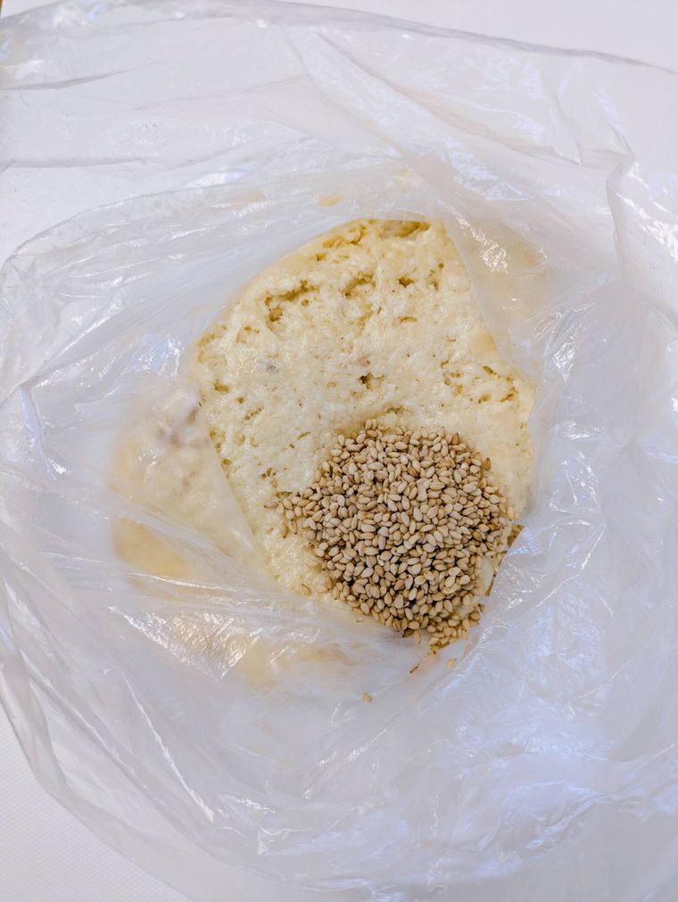 ポリ袋に入れたAの材料に白いりごまを加えたところ