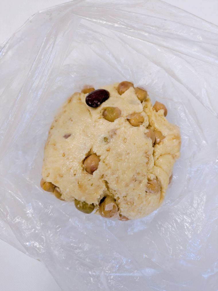 ポリ袋に入れたごまめスコーンの生地の材料