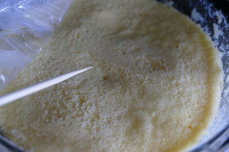 おから蒸しパンに竹串を刺して抜いた様子