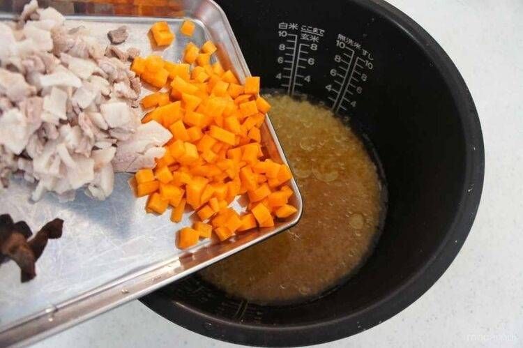 釜に具材をのせている