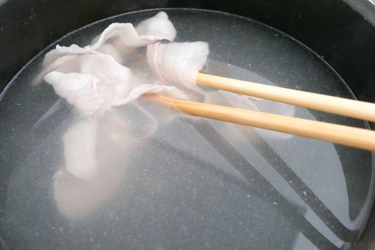 豚肉をお湯にくぐらせる様子