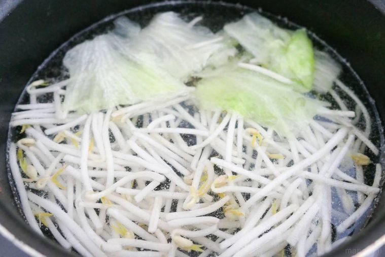 もやしとレタスを鍋でゆでる様子