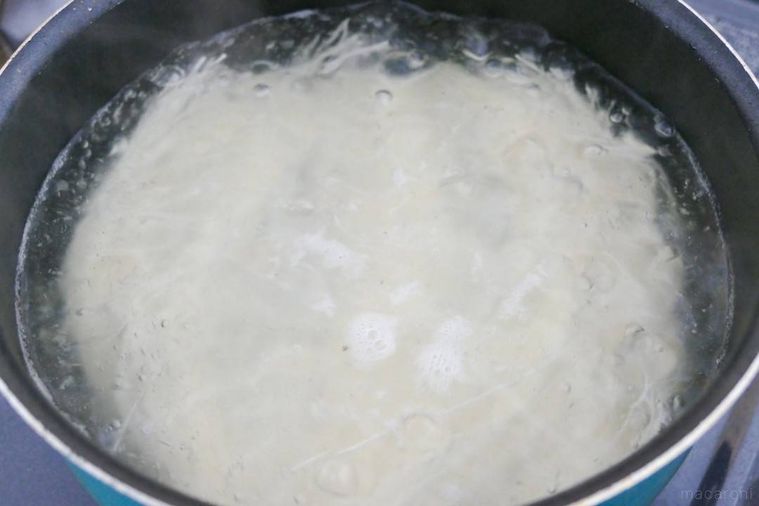 鍋でそうめんをゆでる様子