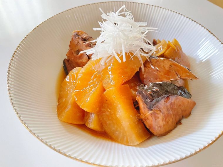 白い器に盛られたぶり大根