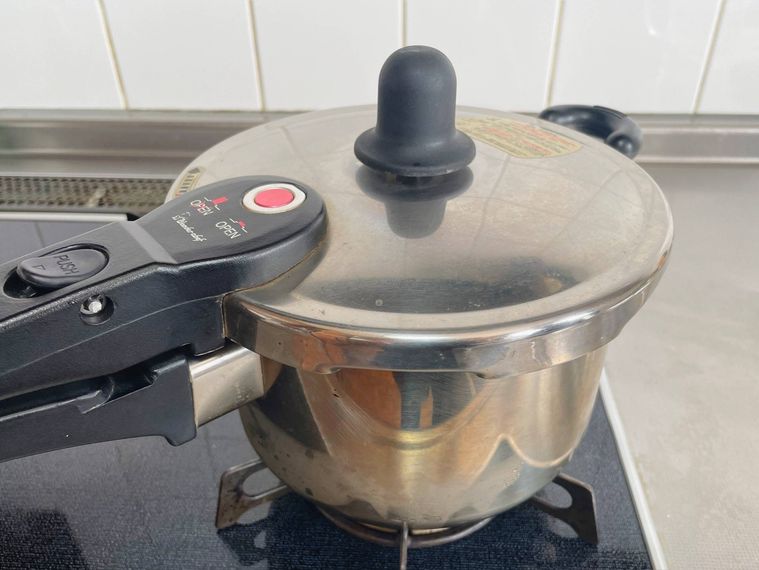 圧力鍋を火にかけた様子