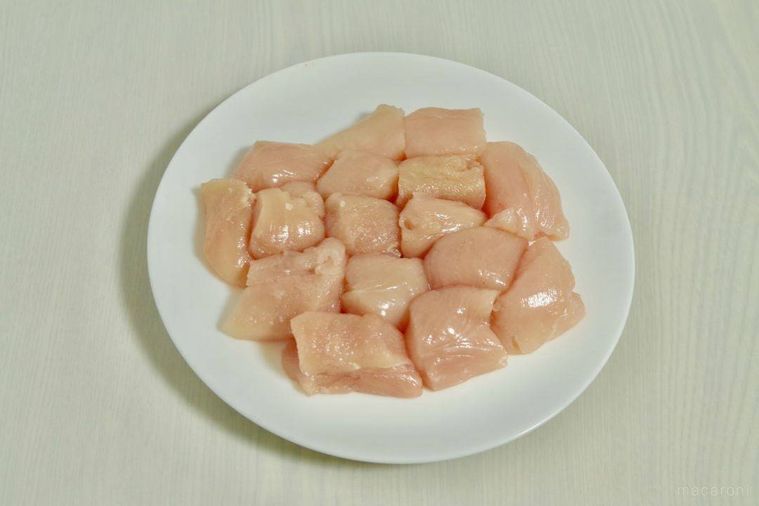 ひと口大に切って白い皿に並べられたささみ