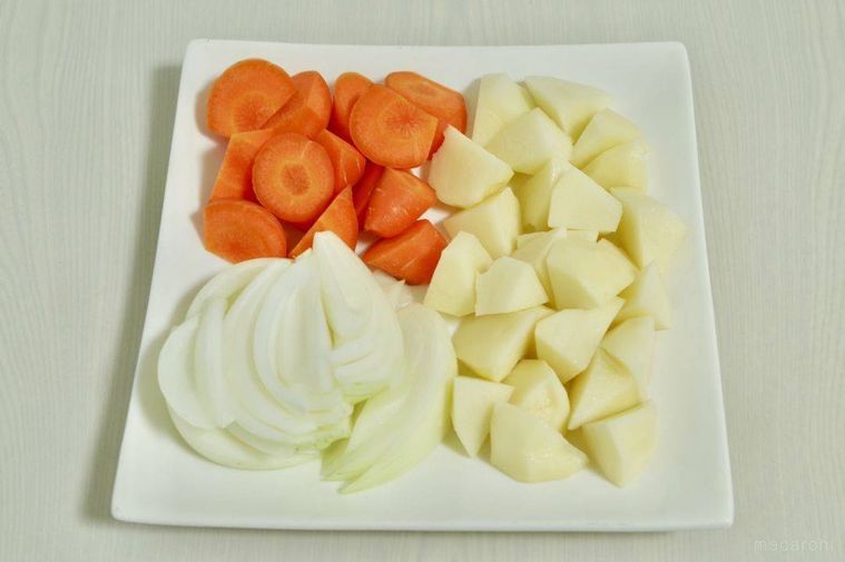 ひと口大に切られて白い皿にのせられたにんじん、じゃがいも、玉ねぎ