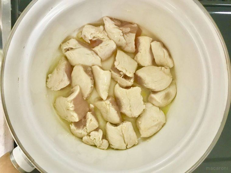 白い鍋で焼かれているささみ