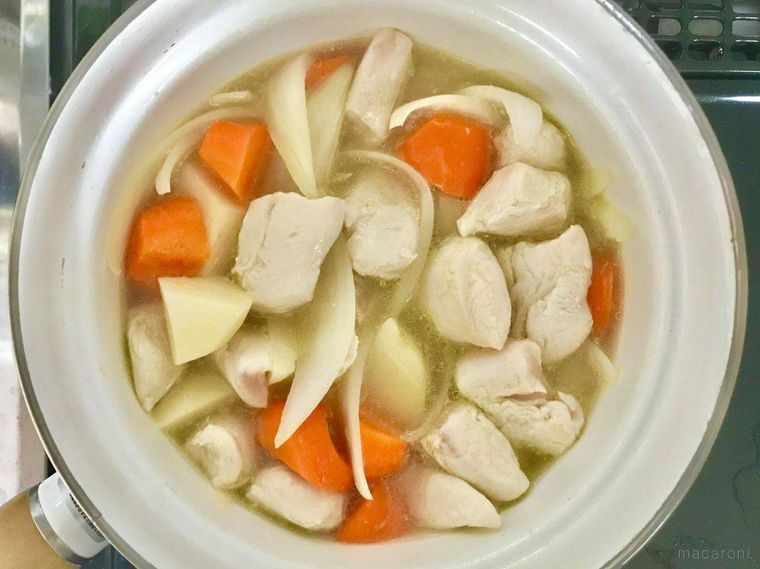 煮込まれているささみカレーの具材