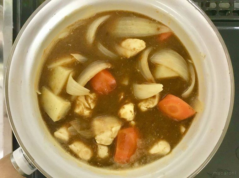 白い鍋で煮込まれているささみカレー
