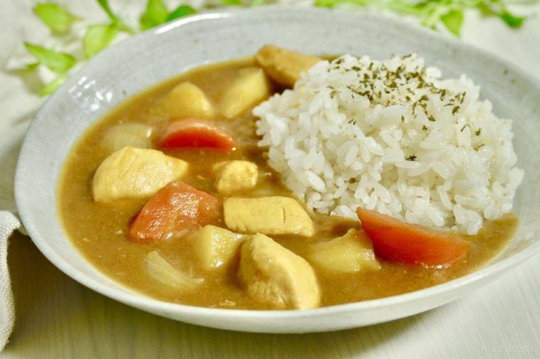 グレーの器に盛り付けられたささみカレーライス