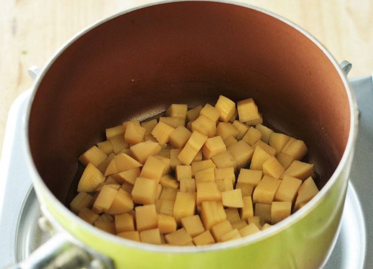 鍋の中で煮詰められたさいの目切りのたけのこ