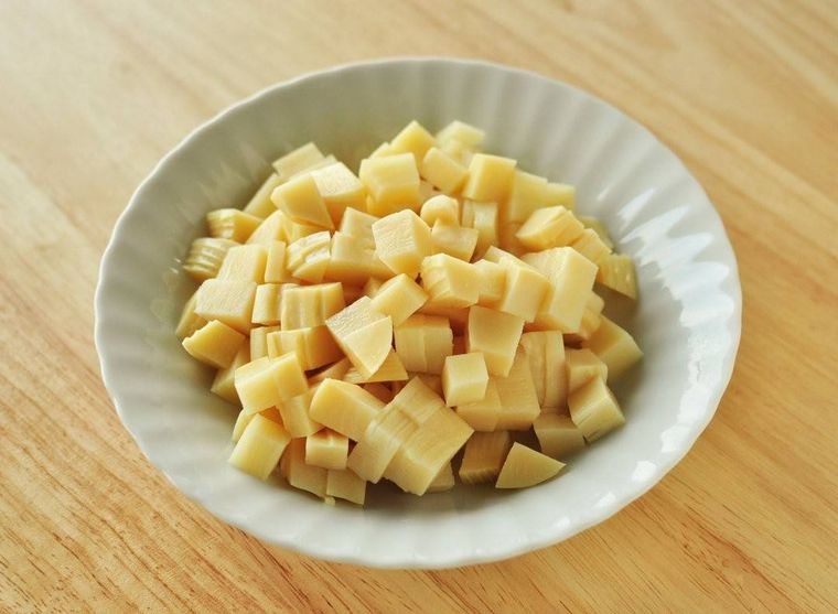 白い皿の上に盛られたさいの目切りのたけのこ