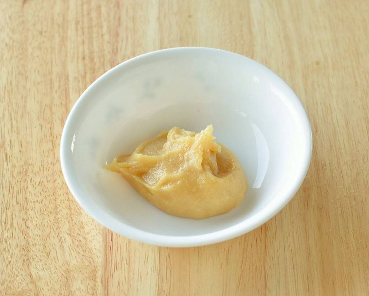 白い器の中にある調味料がまぜられた西京みそ