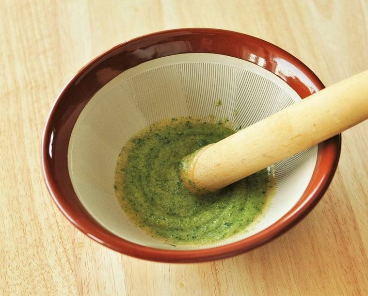 すり鉢の中で木の芽と味噌が混ぜられている様子