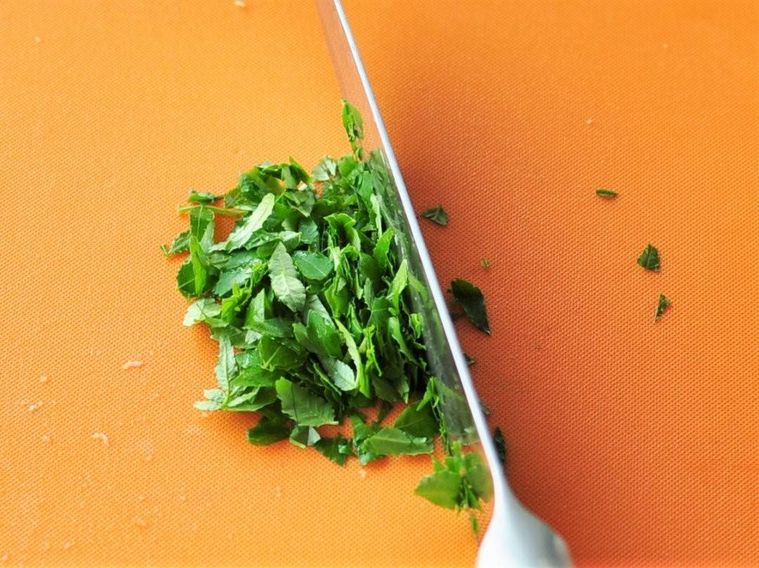 まな板の上で刻まれている木の芽の葉