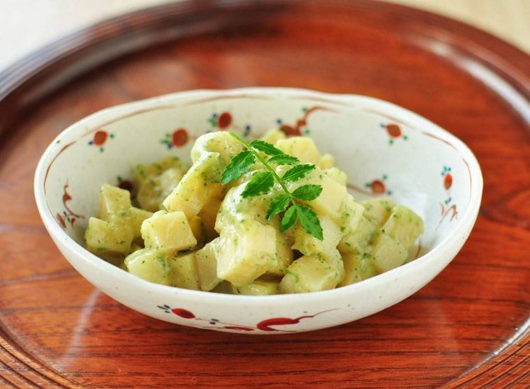 楕円形の小鉢に盛り付けられたたけのこの木の芽和え