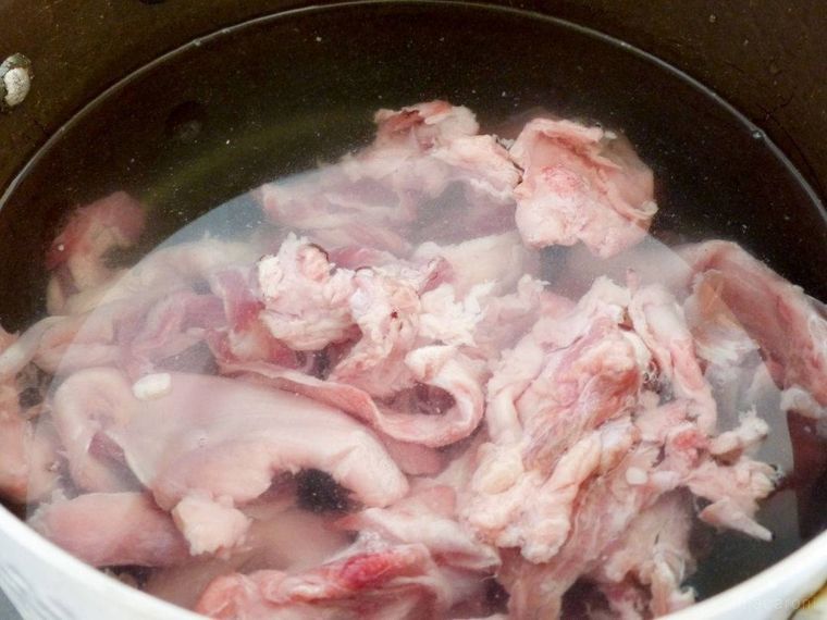 牛すじと水を入れた鍋