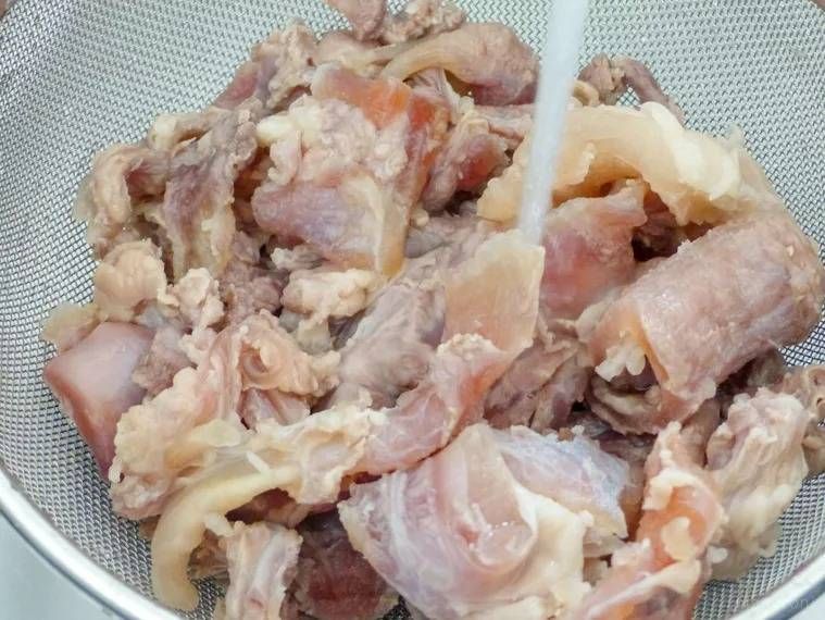 ザルにあげた下ゆでした牛すじ
