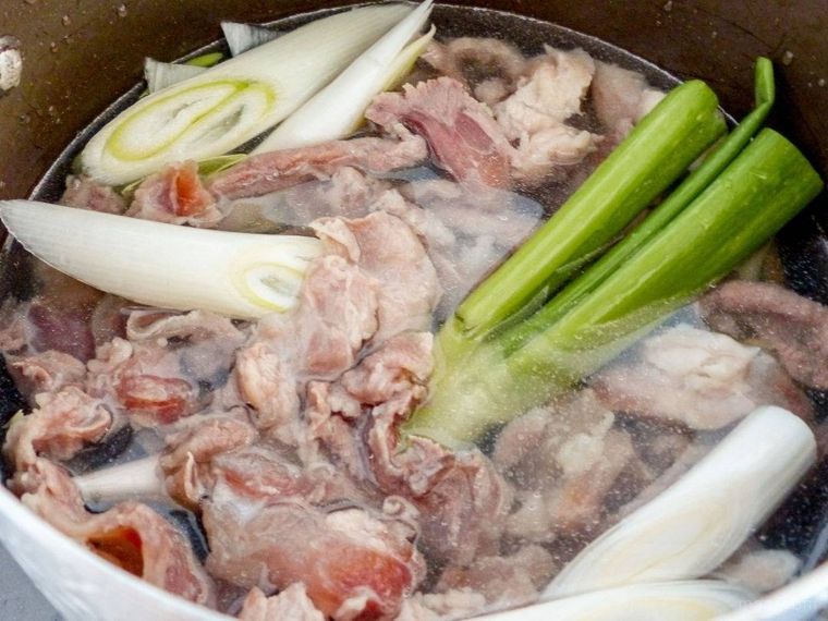 牛すじと長ネギ、水を入れた鍋