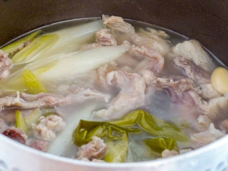 煮込んだ牛すじと長ネギの入った鍋