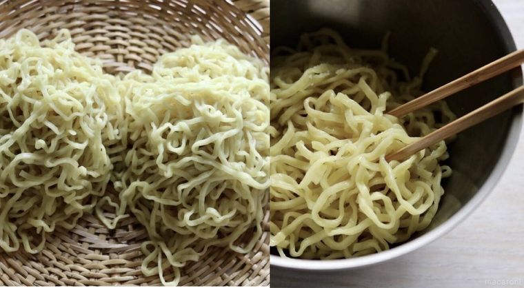 左ザルにあげる写真 右油と塩を絡める写真