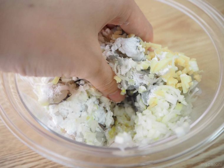 海老ワンタンのたねを練る様子