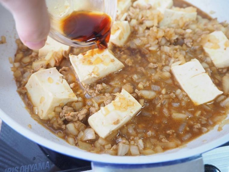 フライパンにしょうゆを回しかける様子